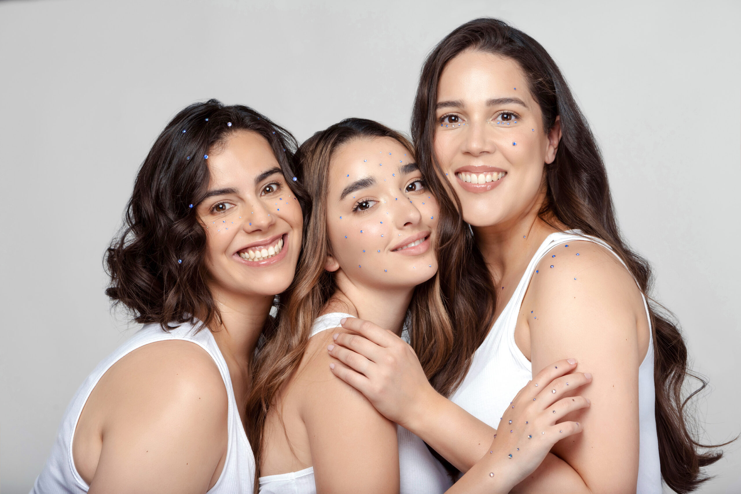 niña usando skincare