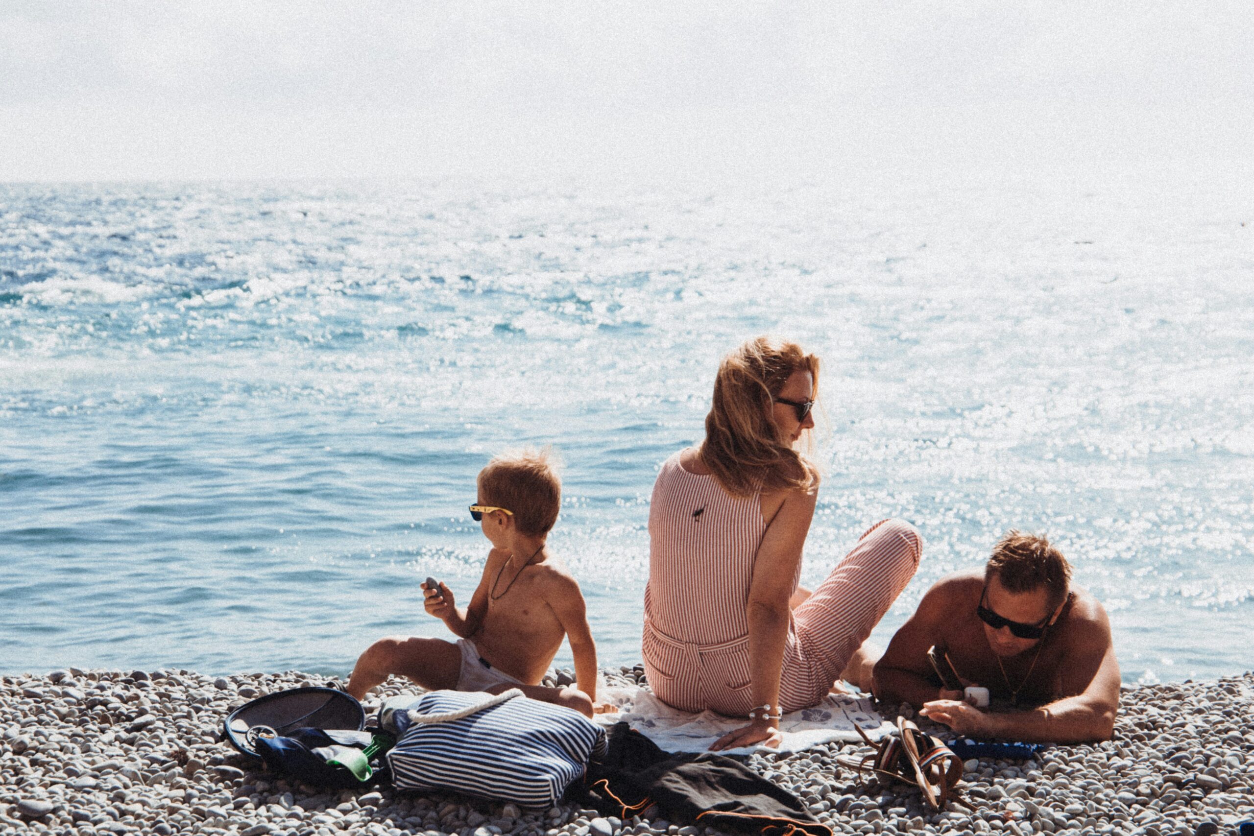 Familia en la playa. Protector Solar para la familia