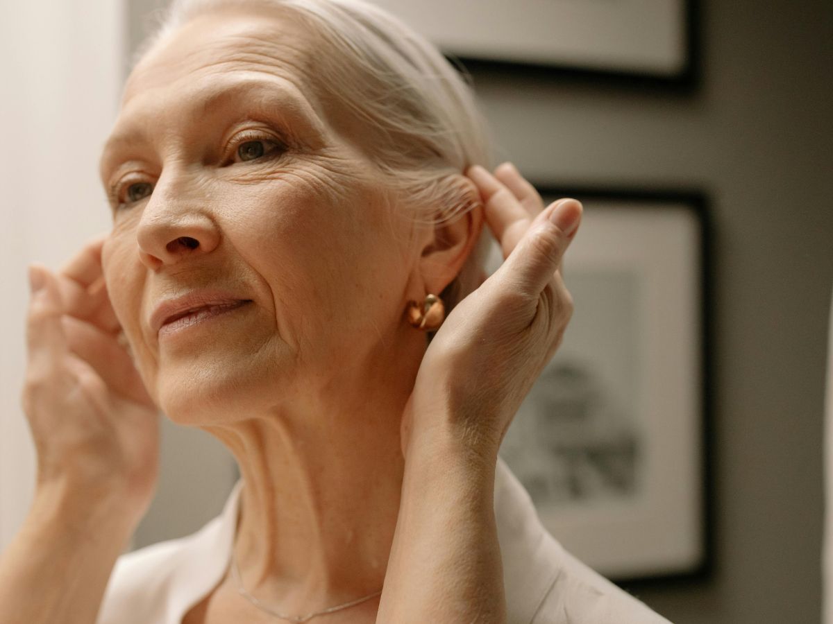 Mujer de 45 años transmite autocuidado y seguridad a cualquier edad. 