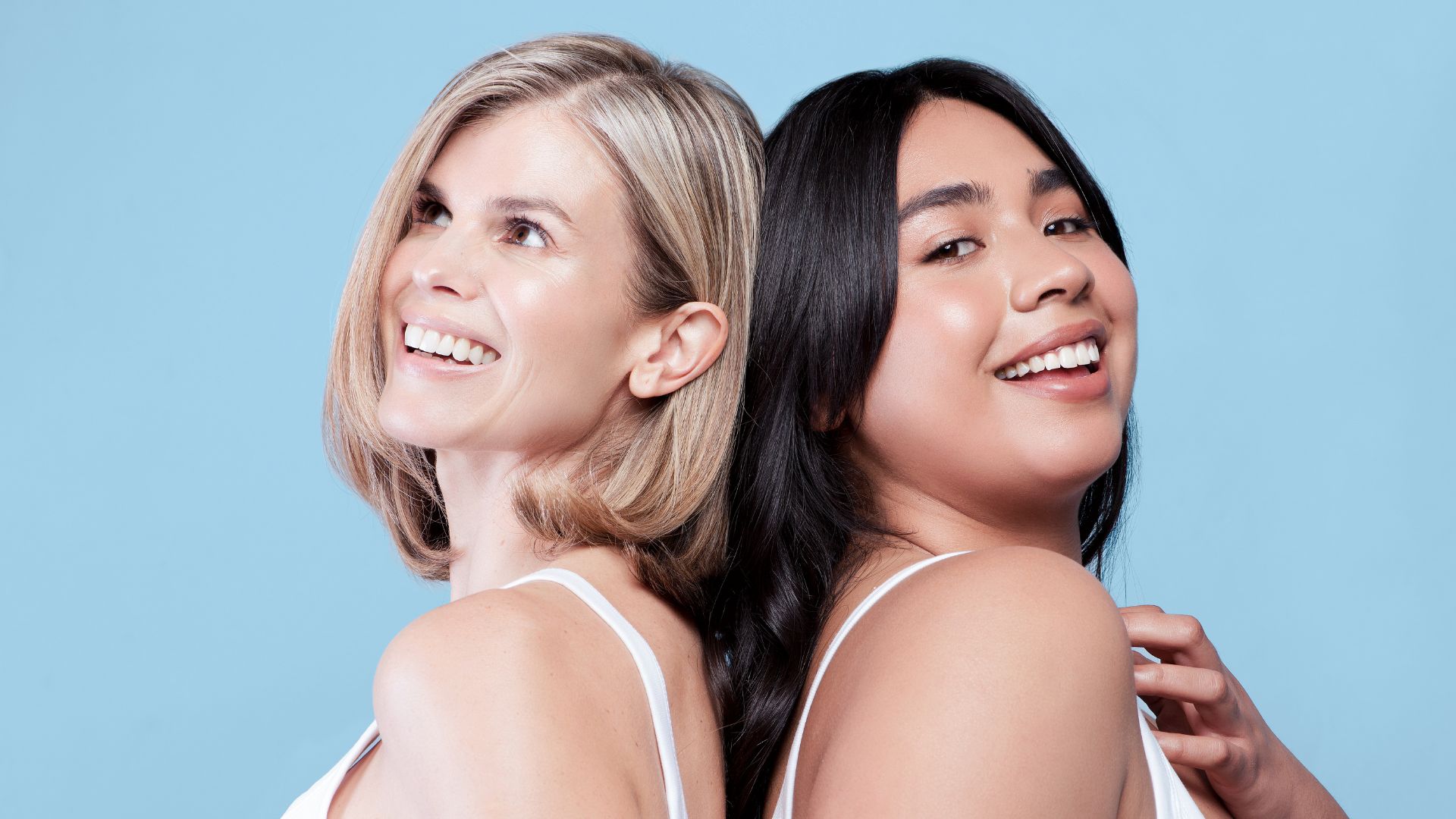 Mujeres contentas por tener la piel hidratada con productos que encontraron en Kinly.