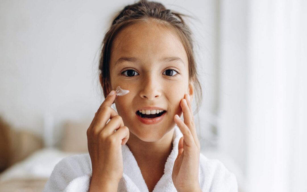 niña usando skincare